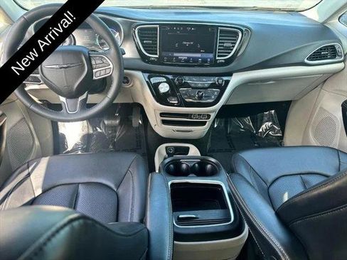 Certified 2024 Chrysler Pacifica Touring-L FWD image 12