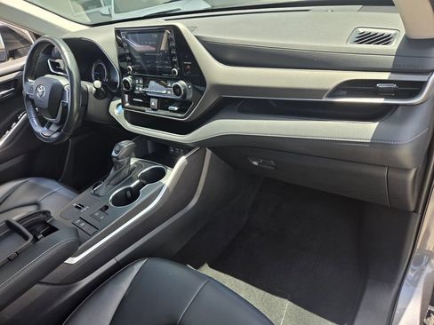 Used 2022 Toyota Highlander XLE FWD image 19