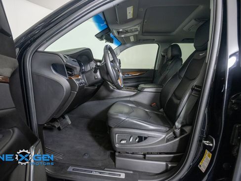 Used 2017 Cadillac Escalade Luxury AWD/4WD image 11