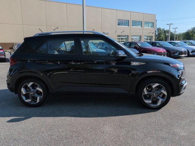 Used 2024 Hyundai Venue SEL FWD image 4