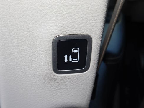 Used 2023 Chrysler Pacifica Touring-L FWD image 19