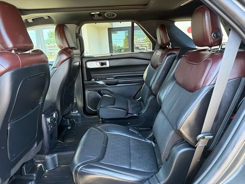 Used 2020 Ford Explorer Platinum w/ Premium Technology Package AWD/4WD image 20