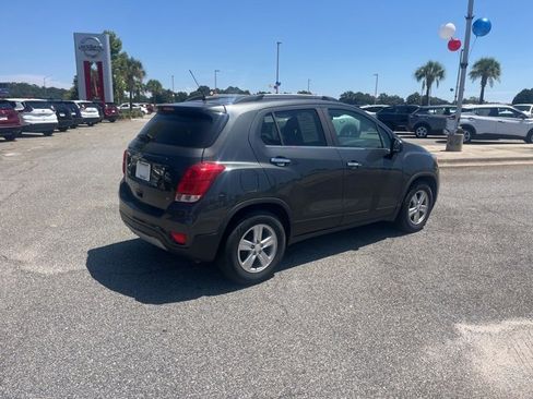 Used 2020 Chevrolet Trax LT w/ LT Convenience Package image 5