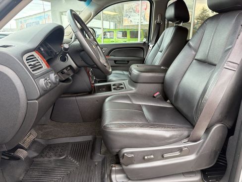 Used 2013 Chevrolet Avalanche LT image 19