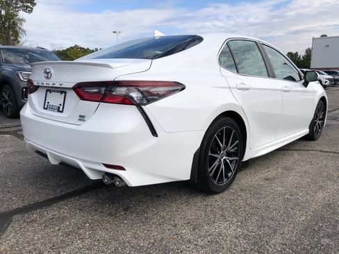 Used 2022 Toyota Camry SE image 6