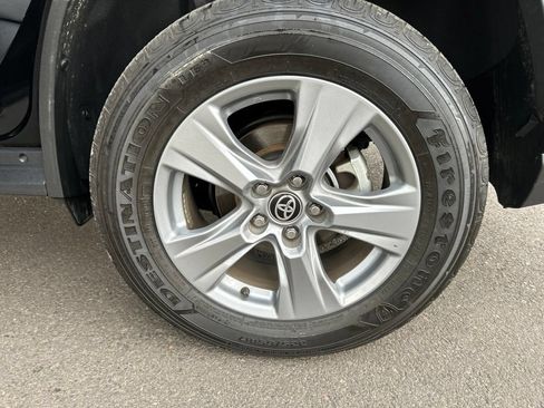 Used 2025 Toyota RAV4 XLE AWD/4WD image 32
