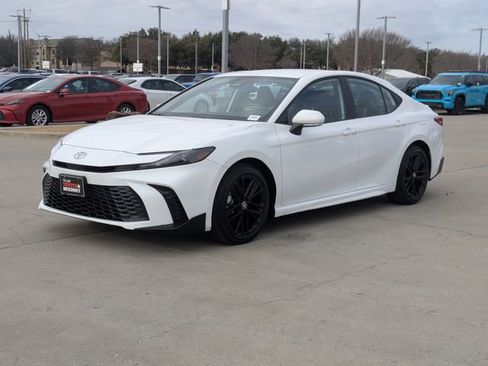 Used 2025 Toyota Camry SE image 10