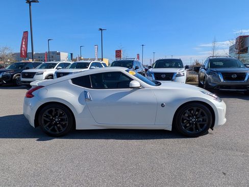 Used 2017 Nissan 370Z Touring image 2
