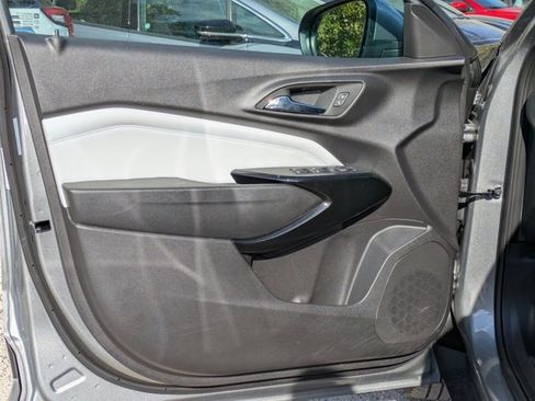 Used 2025 Chevrolet Trax LT w/ LT Convenience Package image 2