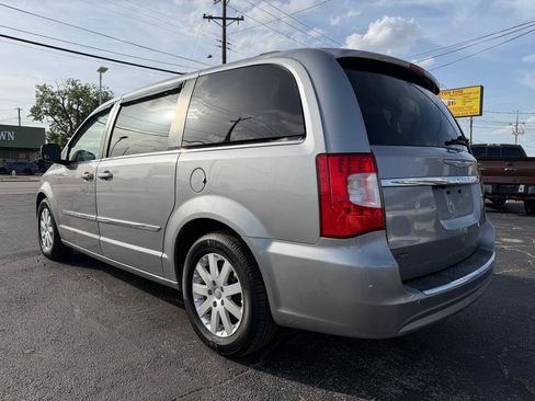 Used 2015 Chrysler Town & Country Touring FWD image 7