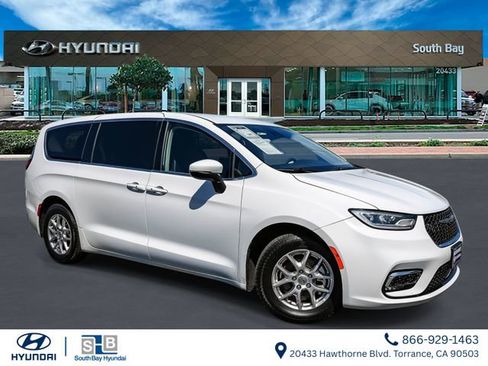 Used 2023 Chrysler Pacifica Touring-L FWD image 1