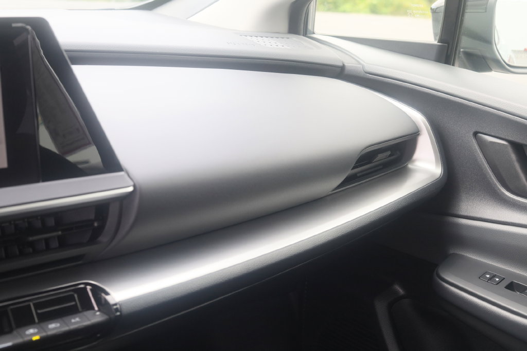 Used 2025 Toyota Prius LE FWD image 23
