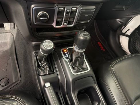 Used 2018 Jeep Wrangler Unlimited Sahara AWD/4WD image 18