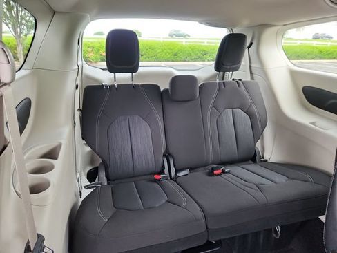 Used 2022 Chrysler Voyager LX FWD image 31