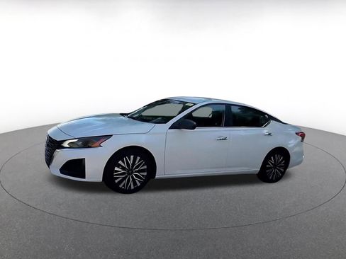 Used 2025 Nissan Altima 2.5 SV FWD image 8