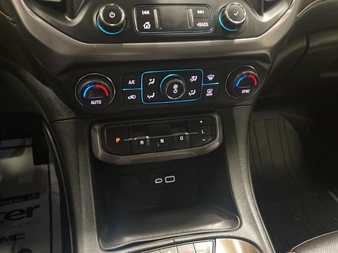 Used 2022 GMC Acadia AT4 w/ Technology Package AWD/4WD image 9
