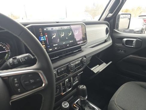 Used 2025 Jeep Wrangler Unlimited Sahara AWD/4WD image 25