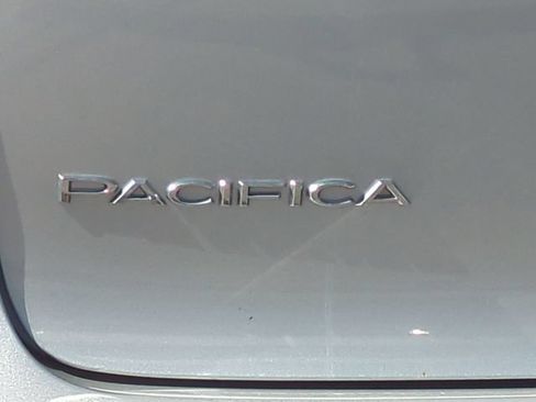 Used 2023 Chrysler Pacifica Limited FWD image 10