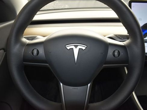 Used 2021 Tesla Model Y Long Range image 18