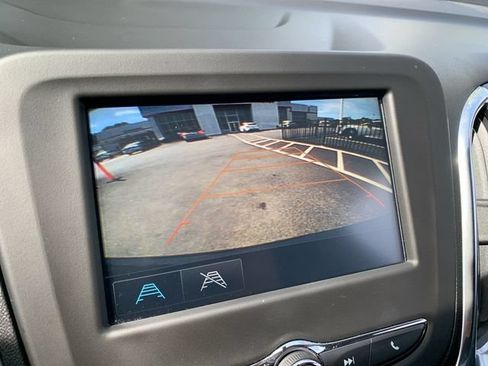 Used 2018 Chevrolet Equinox LT FWD image 22