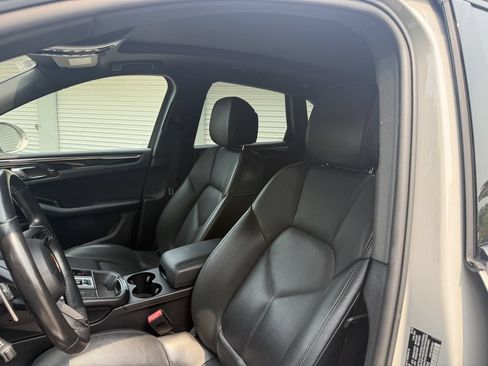 Used 2023 Porsche Macan S AWD/4WD image 9