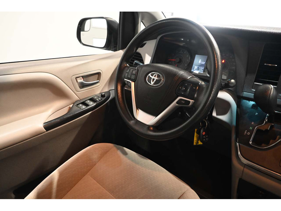 Used 2017 Toyota Sienna LE FWD image 24