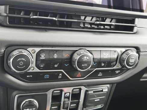 Used 2025 Jeep Wrangler Sahara image 32
