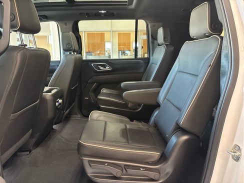 Used 2023 GMC Yukon XL SLT AWD/4WD image 30