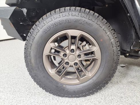 Used 2017 Jeep Wrangler Unlimited Sahara image 25