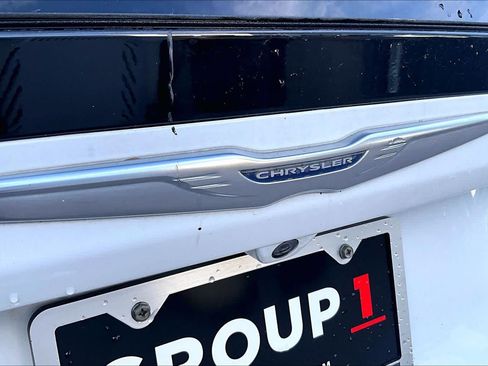 Used 2017 Chrysler Pacifica Touring-L FWD image 10