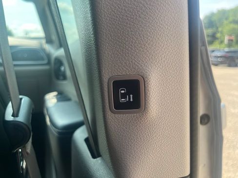 Used 2024 Chrysler Pacifica Touring-L FWD image 38