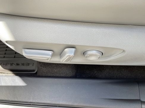 Used 2025 Toyota Highlander XLE image 17