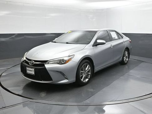 Used 2017 Toyota Camry SE FWD image 1