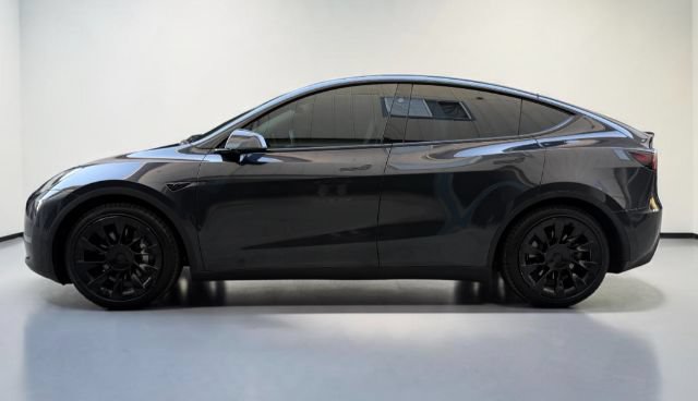 Used 2024 Tesla Model Y Long Range RWD image 3