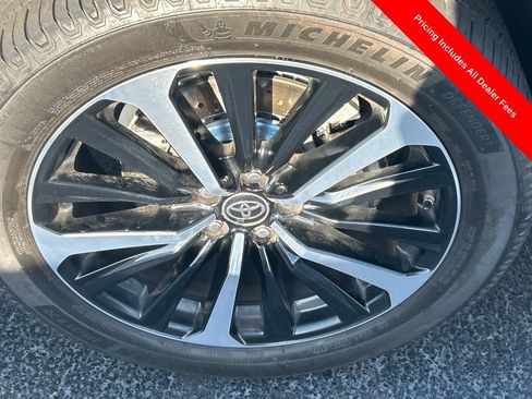 Used 2022 Toyota Highlander XSE FWD image 2