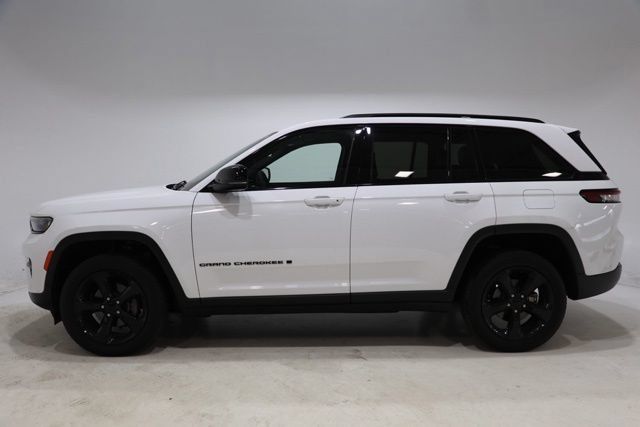 Used 2023 Jeep Grand Cherokee Altitude AWD/4WD image 4