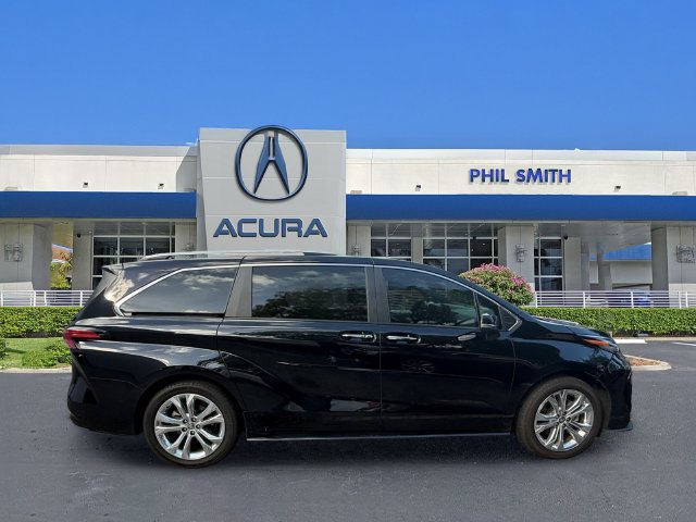 Used 2024 Toyota Sienna Platinum FWD image 5