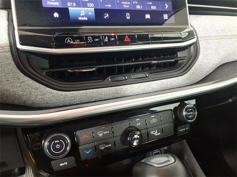 Certified 2022 Jeep Compass Latitude image 24