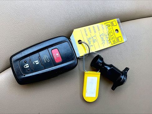 Used 2021 Toyota RAV4 XLE Premium image 15