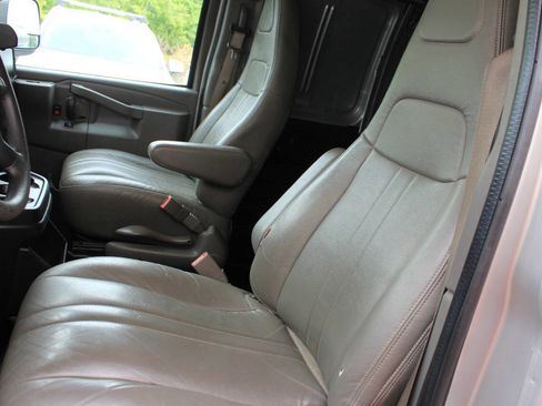 Used 2017 Chevrolet Express 2500 RWD image 11