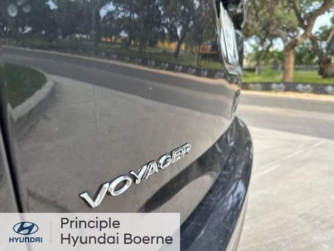 Used 2022 Chrysler Voyager LX FWD image 12