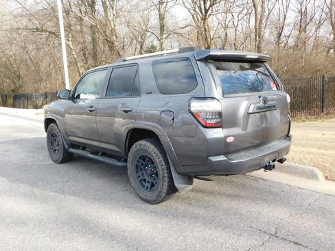 Used 2020 Toyota 4Runner SR5 Premium image 3