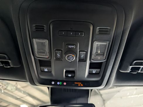 Used 2024 GMC Yukon SLT w/ SLT Luxury Package AWD/4WD image 16