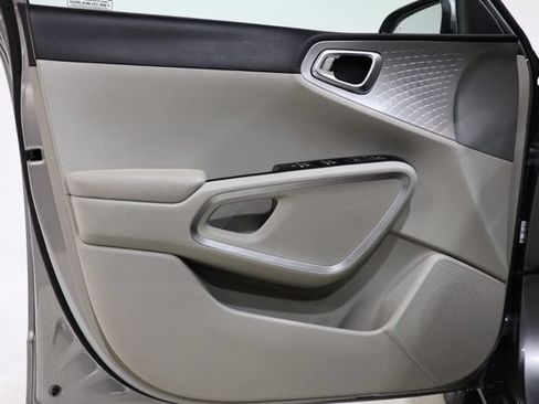 Used 2025 Kia Soul LX w/ LX Technology Package FWD image 18