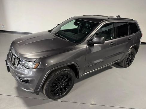 Used 2018 Jeep Grand Cherokee Altitude AWD/4WD image 39