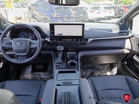 Used 2025 Toyota Sienna XLE Woodland Edition AWD/4WD image 39