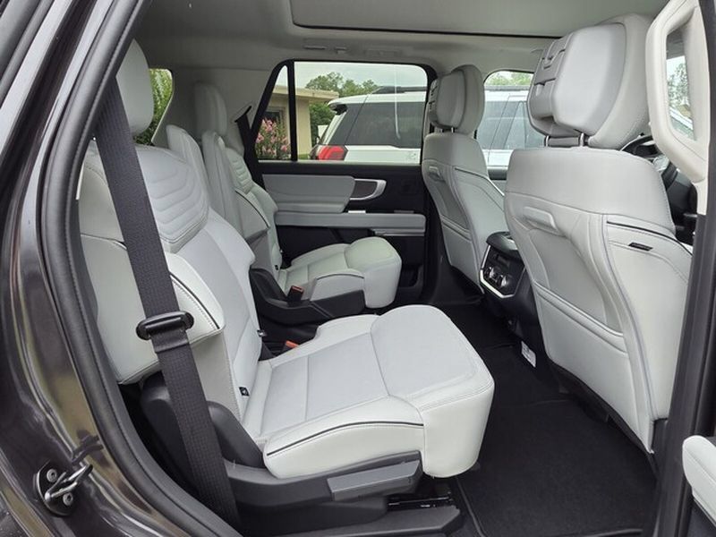 New 2026 Ford Expedition Platinum w/ Platinum Ultimate Package AWD/4WD image 11
