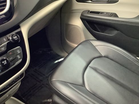 Used 2024 Chrysler Pacifica Touring-L image 23