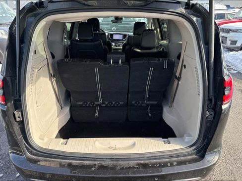 Used 2023 Chrysler Pacifica Touring-L image 8
