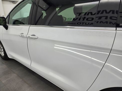 Used 2024 Chrysler Pacifica Touring-L image 33